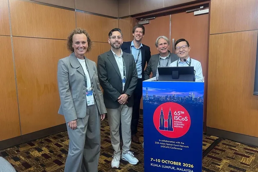 Gruppebilde av Forskningsdirektør Anne Catrine T. Martinsen, Seniorforsker Diego Felipe Paez Granados, ETH Zurich/Swiss Paraplegic Research, seniorforsker og leder for KF-lab Matthijs Wouda, avdelingsoverlege RMS Thomas Glott og Professor Chwee Teck Lim, Mechanobiology Institute, National University of Singapore and Director, Institute for Health Innovation and Technology.
