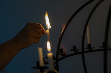 En hånd som holder et tent lys