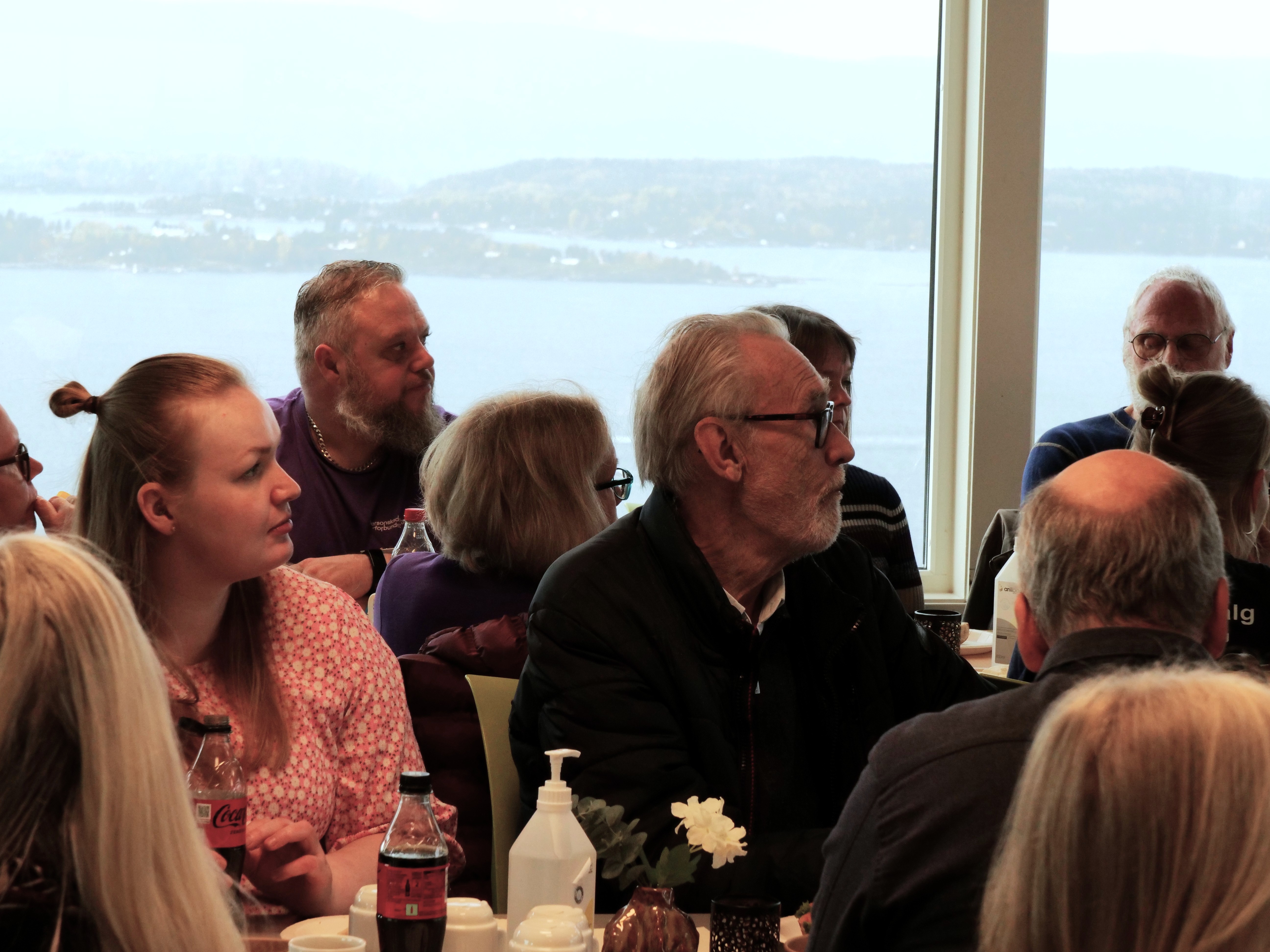 Gruppebilde av noen av deltakerne på dialogmøte om brukerorganisasjonene