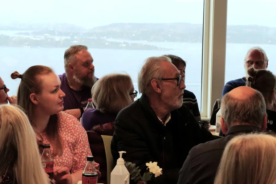 Gruppebilde av noen av deltakerne på dialogmøte om brukerorganisasjonene