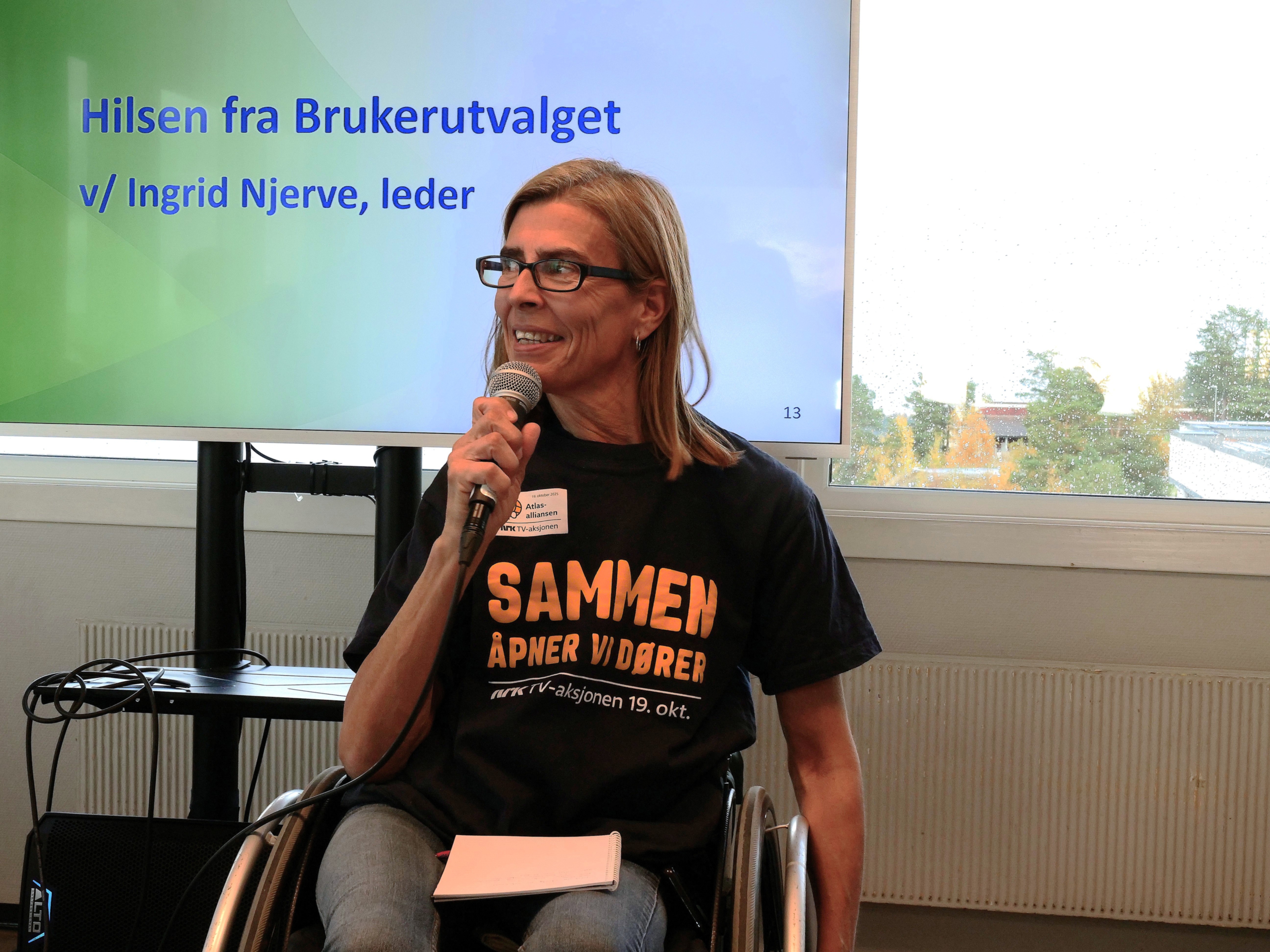 Ingrid Njerve som snakker i en mikrofon