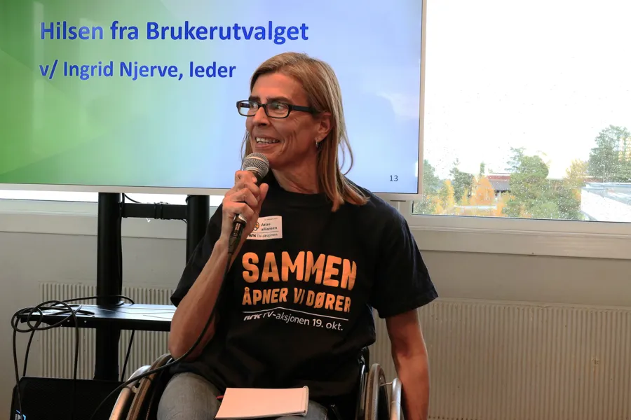 Ingrid Njerve som snakker i en mikrofon