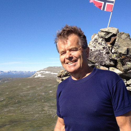 En mann som står foran et flagg