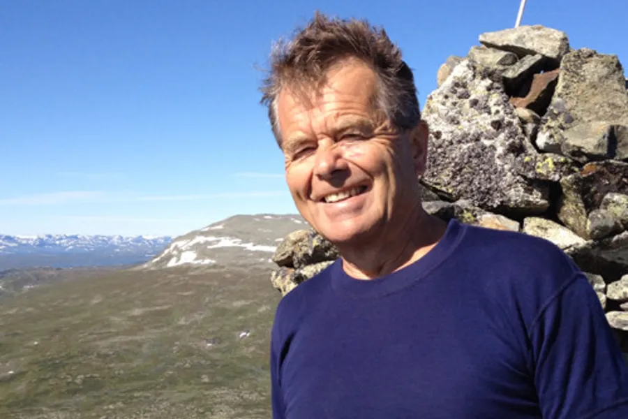 En mann som står foran et flagg