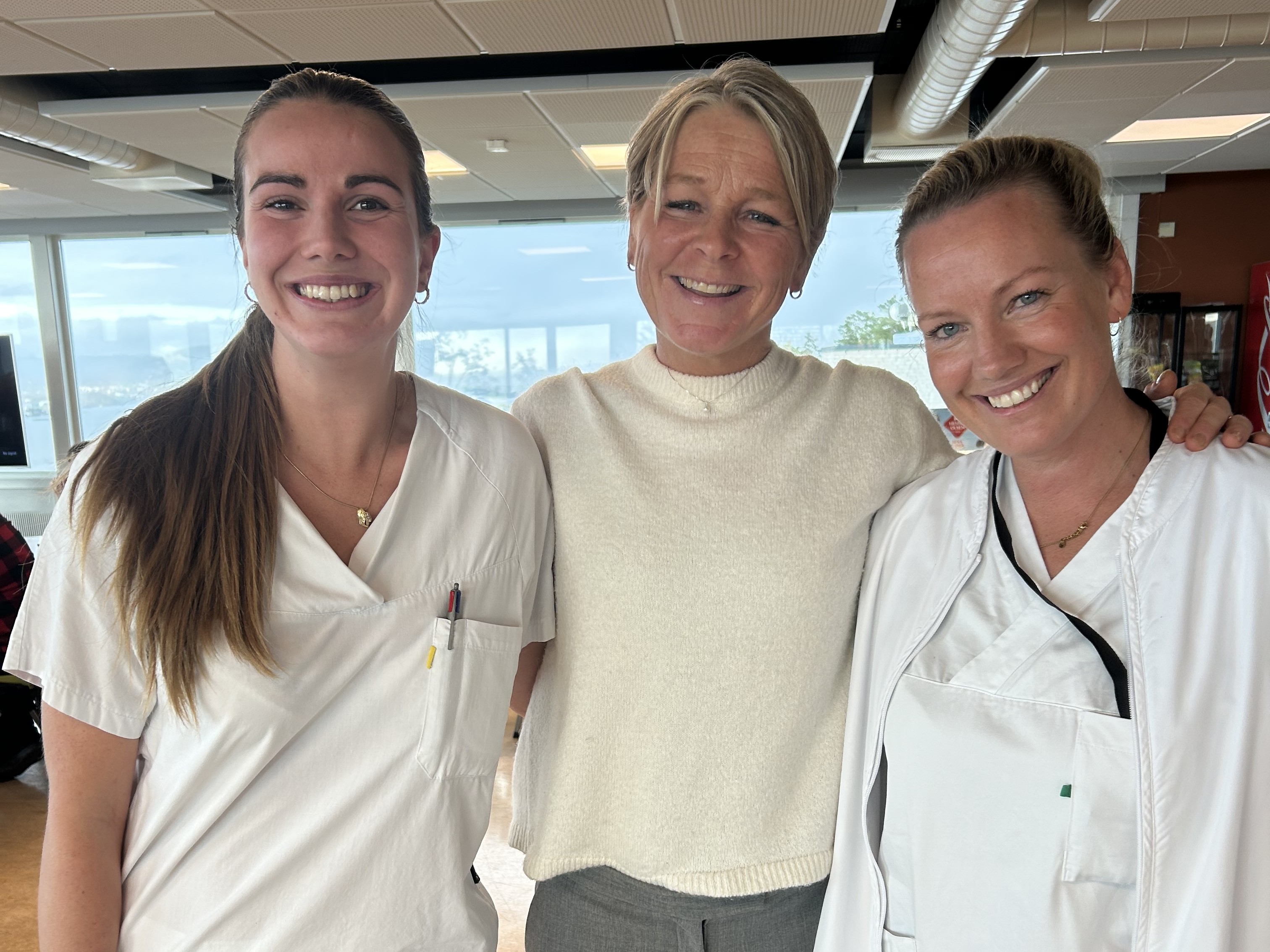 Kristine Eide Sørland fra Sunnaasstiftelsen, Kjersti Dybdal, teamkoordinator ryggmargsskade og Ingvild Dahl, avdelingsleder på Sunnaas sykehus.