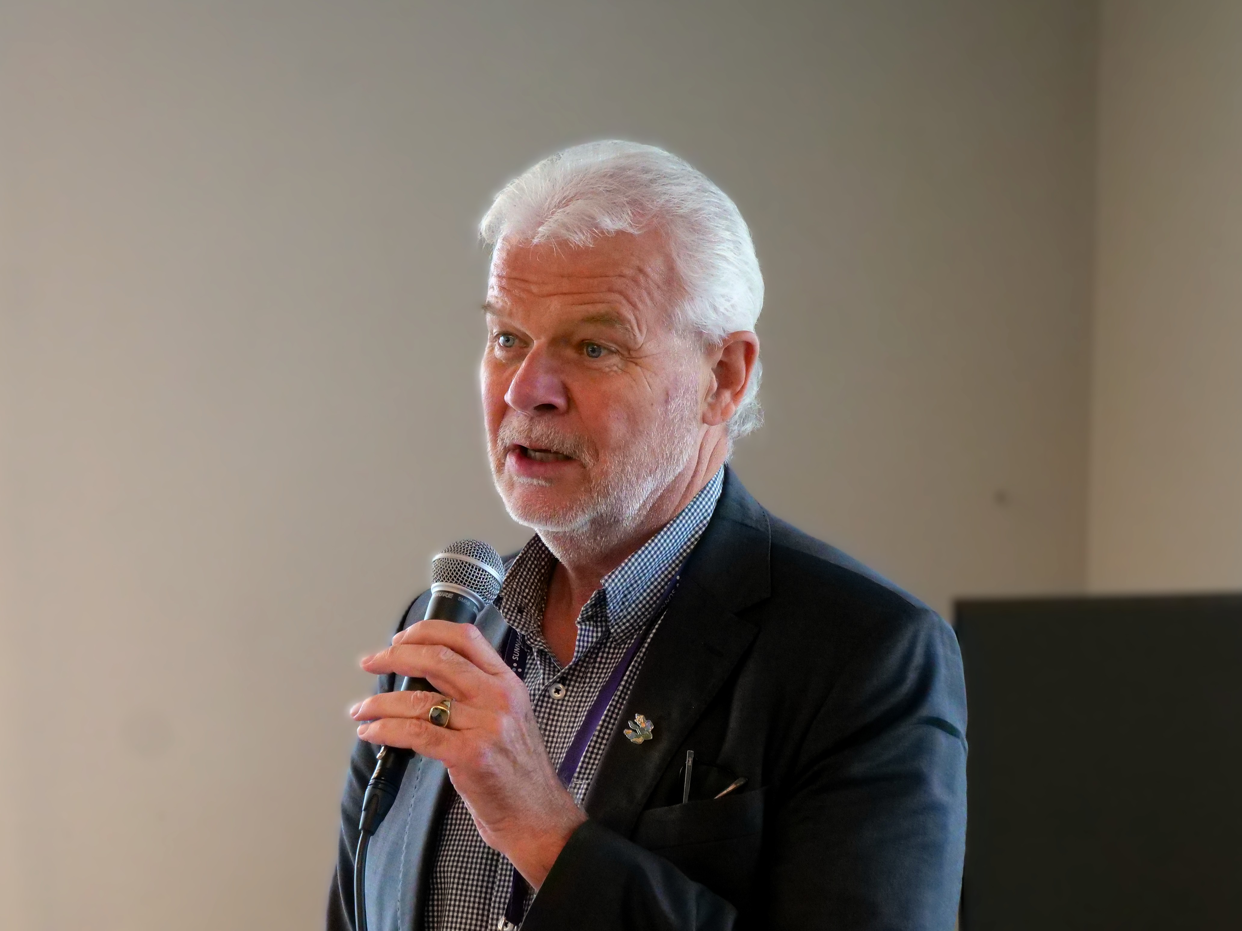 Administrerende direktør på Sunnaas sykehus, Einar Magnus Strand, som står og snakker i en mikrofon.