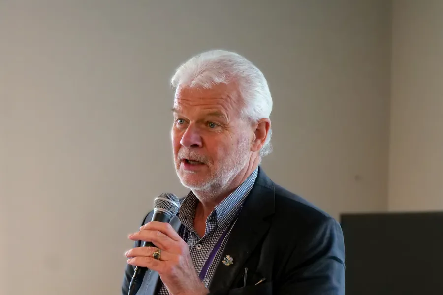 Administrerende direktør på Sunnaas sykehus, Einar Magnus Strand, som står og snakker i en mikrofon.