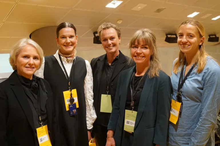 En gruppe kvinner som poserer for et bilde