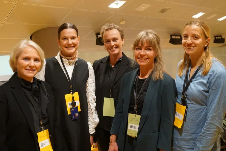 En gruppe kvinner som poserer for et bilde