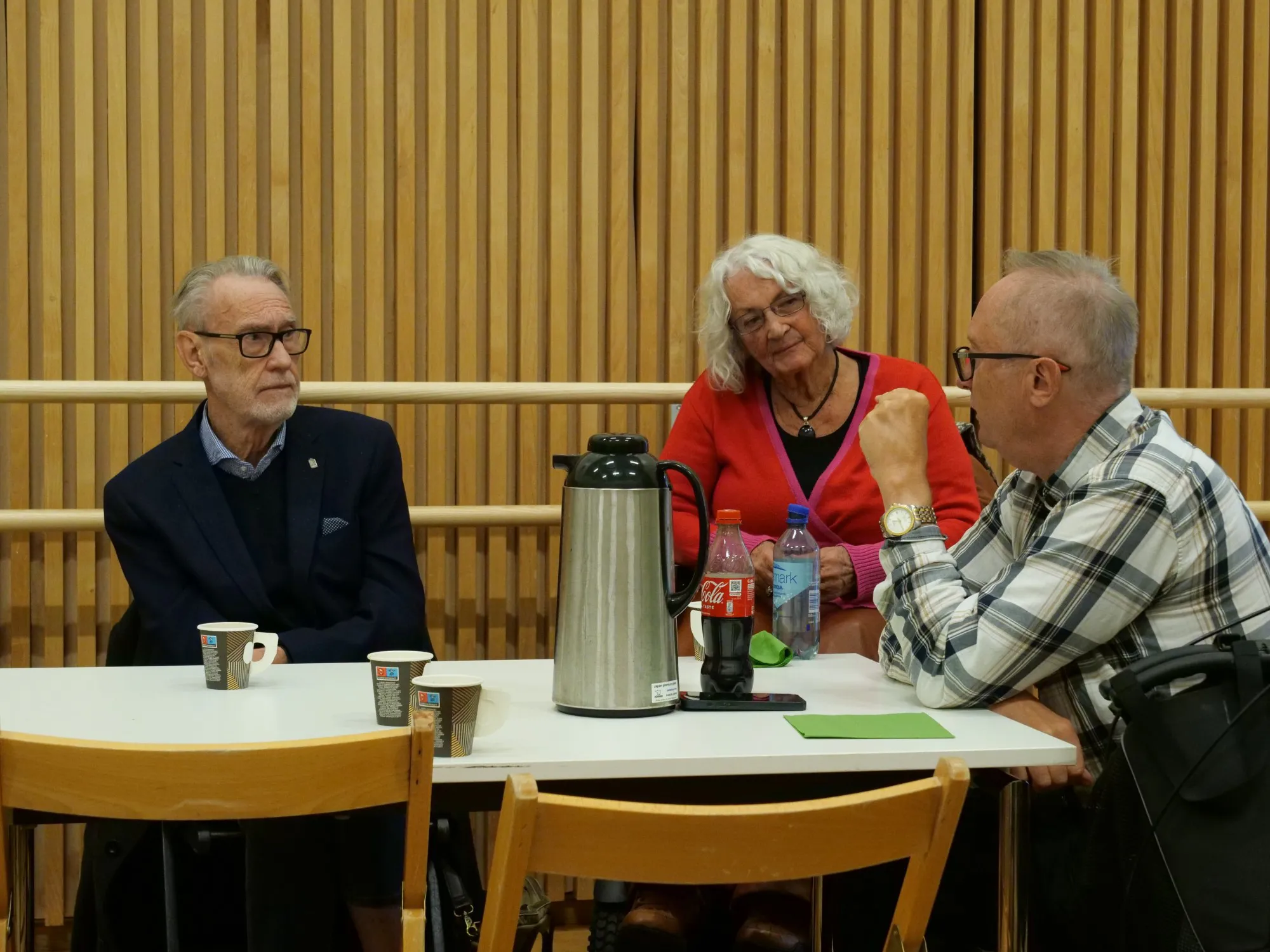 En gruppe mennesker som sitter ved et bord