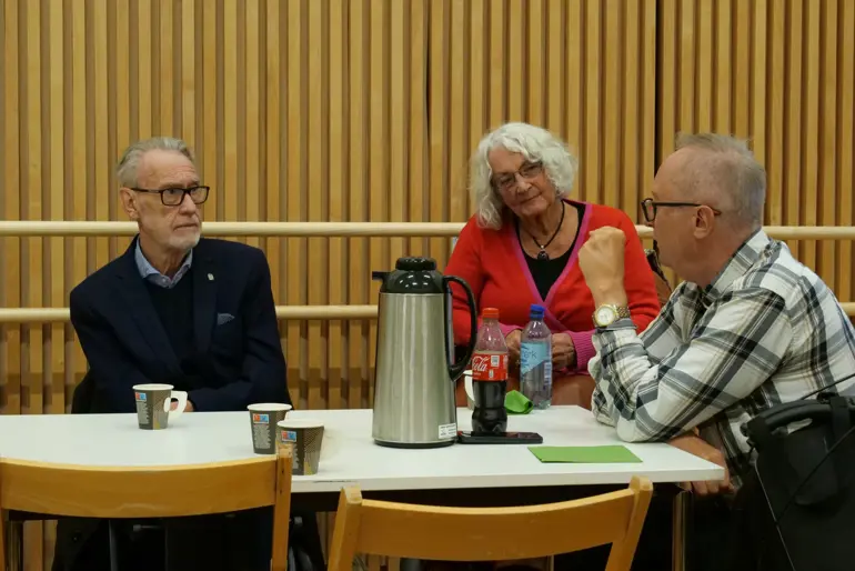 En gruppe mennesker som sitter ved et bord