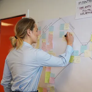 En person som skriver på en tavle