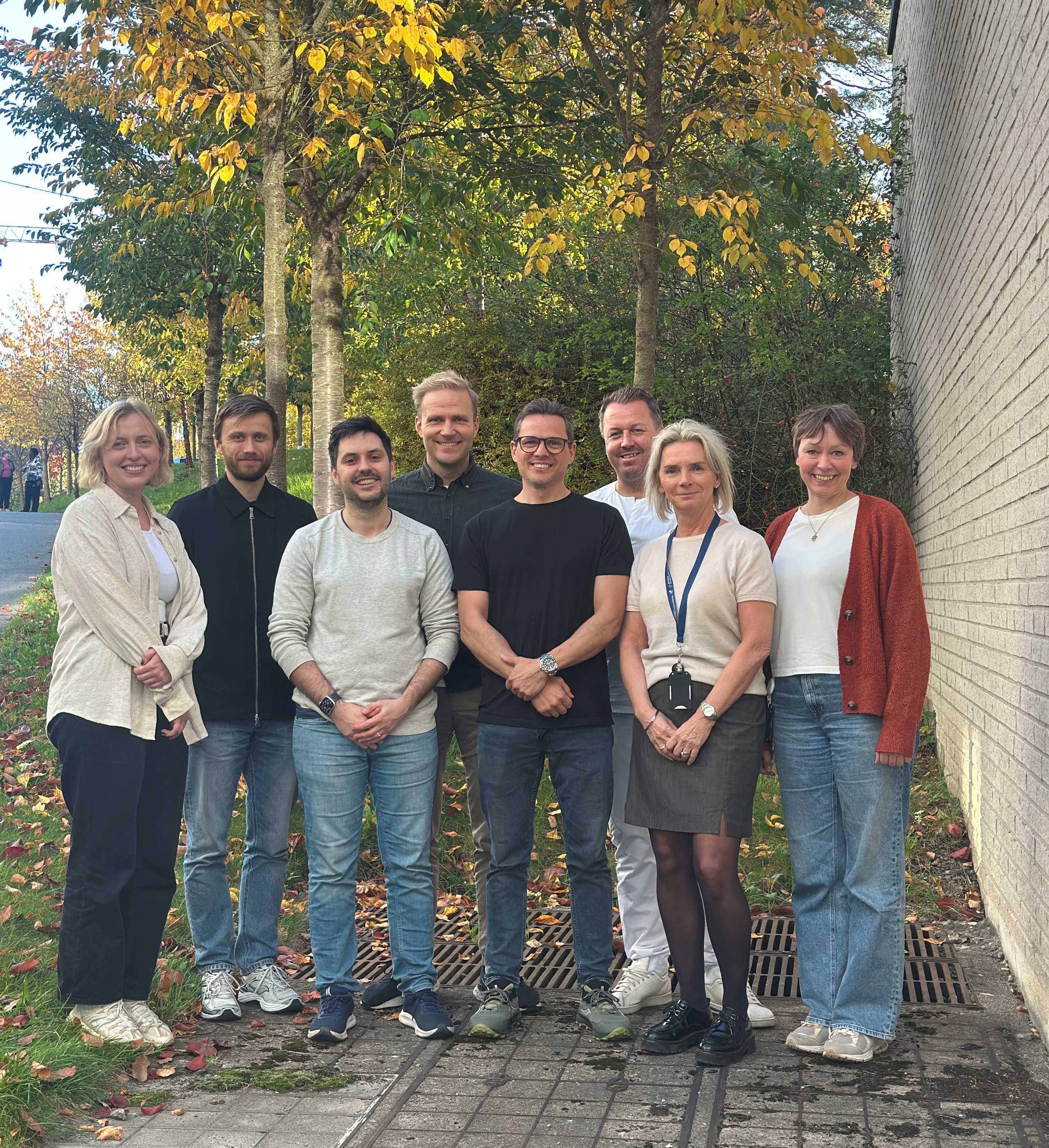 En gruppe mennesker som poserer for et bilde