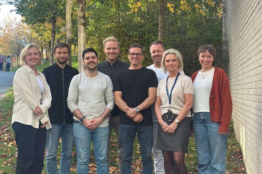 En gruppe mennesker som poserer for et bilde