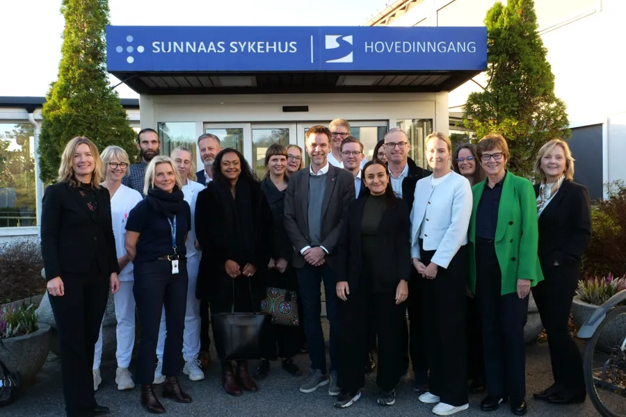 En gruppe mennesker som poserer for et bilde utenfor Sunnaas sykehus