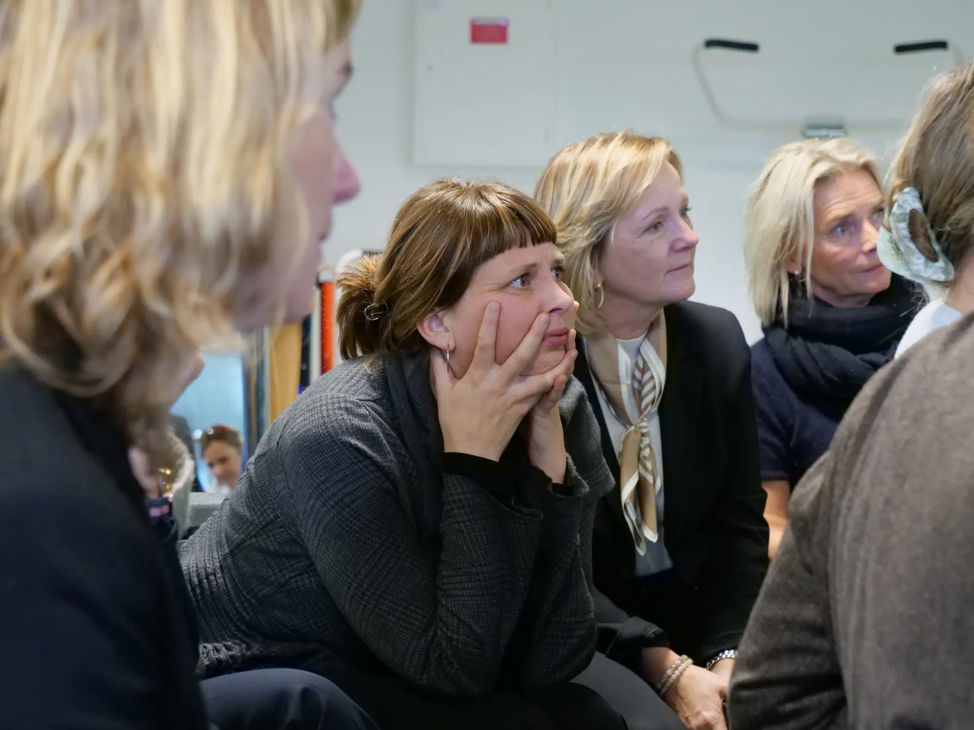 En gruppe kvinner som sitter i et rom