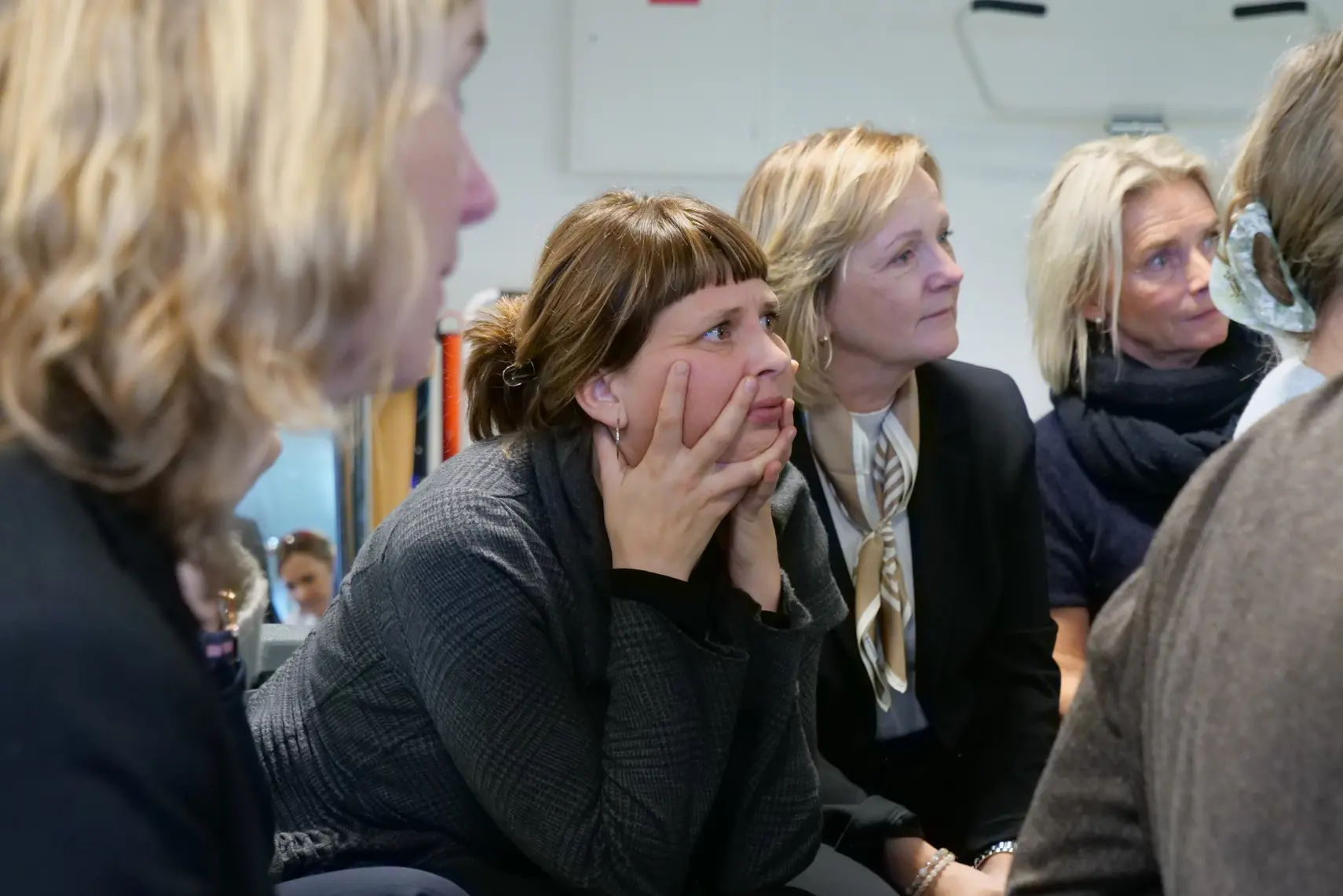 En gruppe kvinner som sitter i et rom