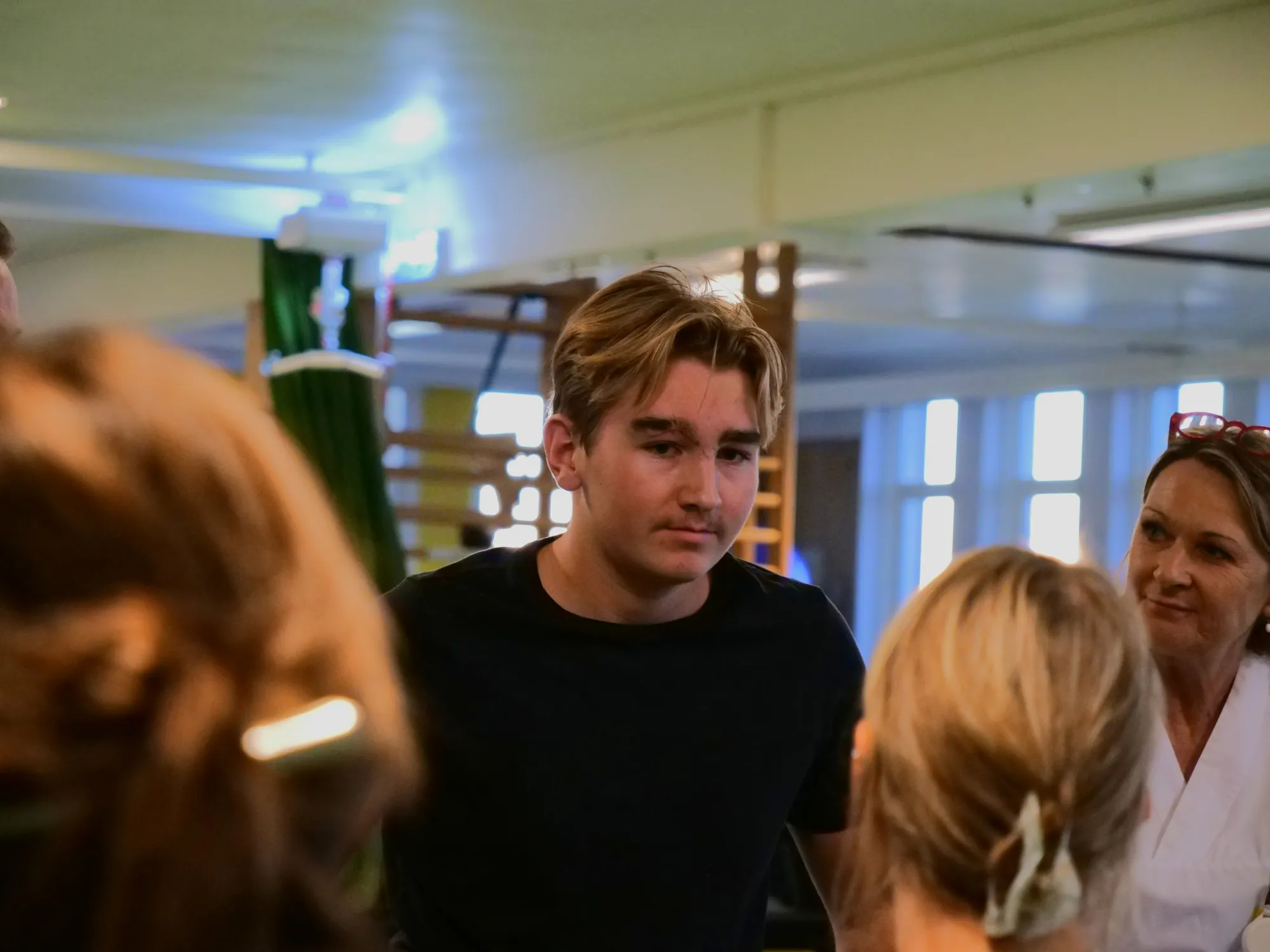 En mann som snakker med en gruppe mennesker