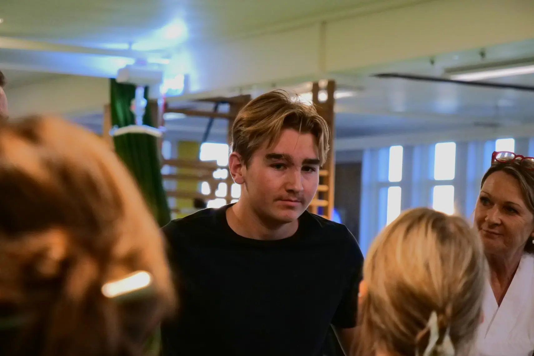 En mann som snakker med en gruppe mennesker