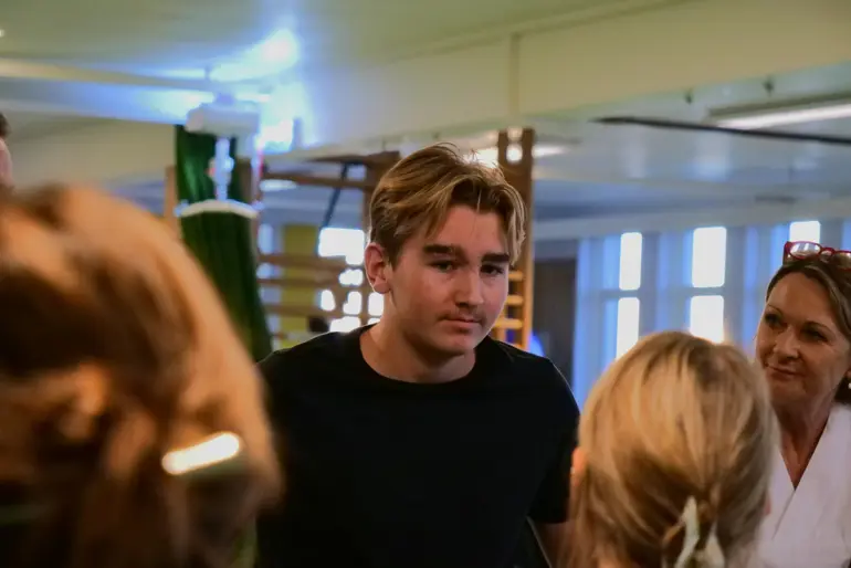 En mann som snakker med en gruppe mennesker