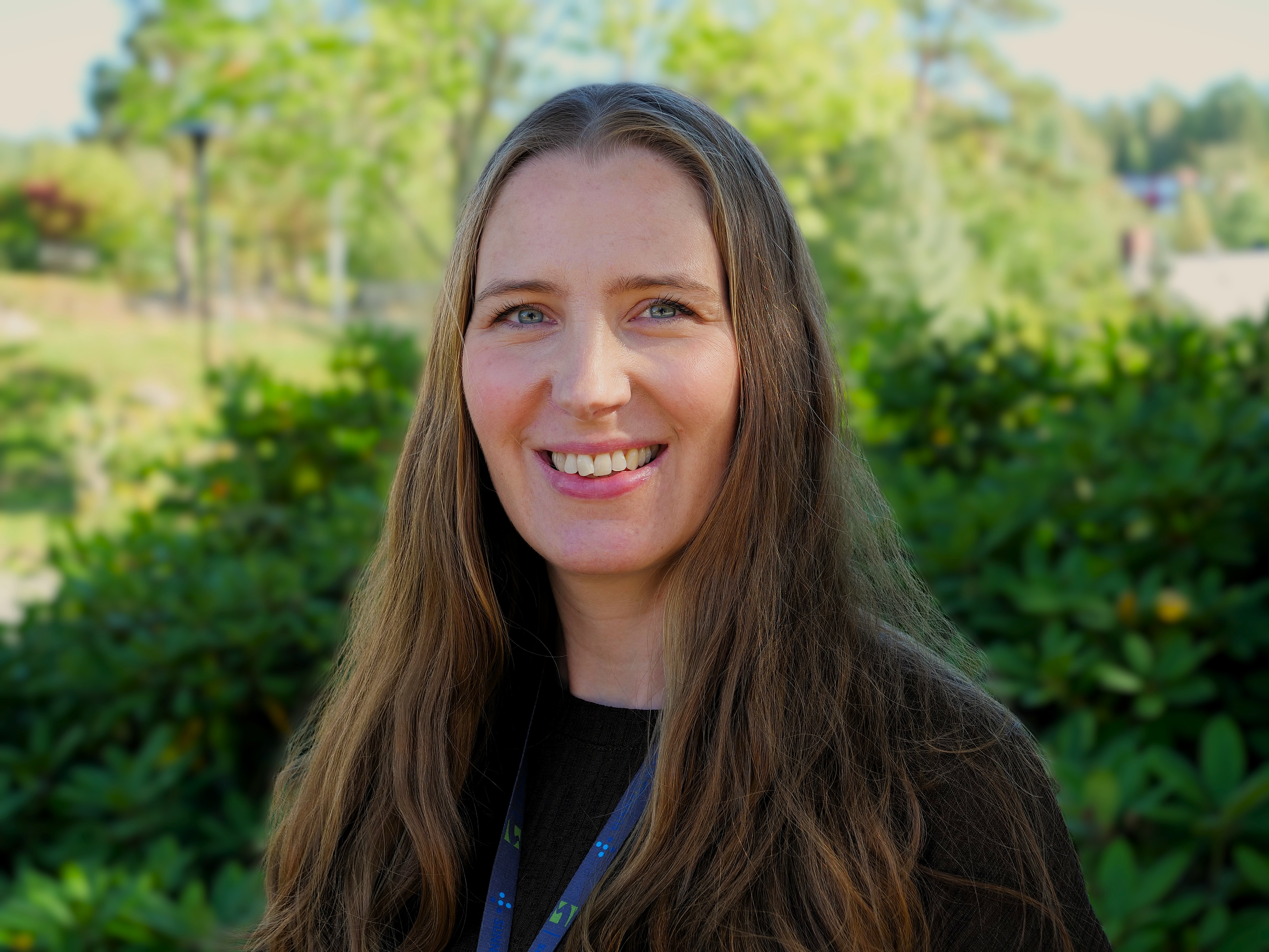 En dame som smiler til kameraet