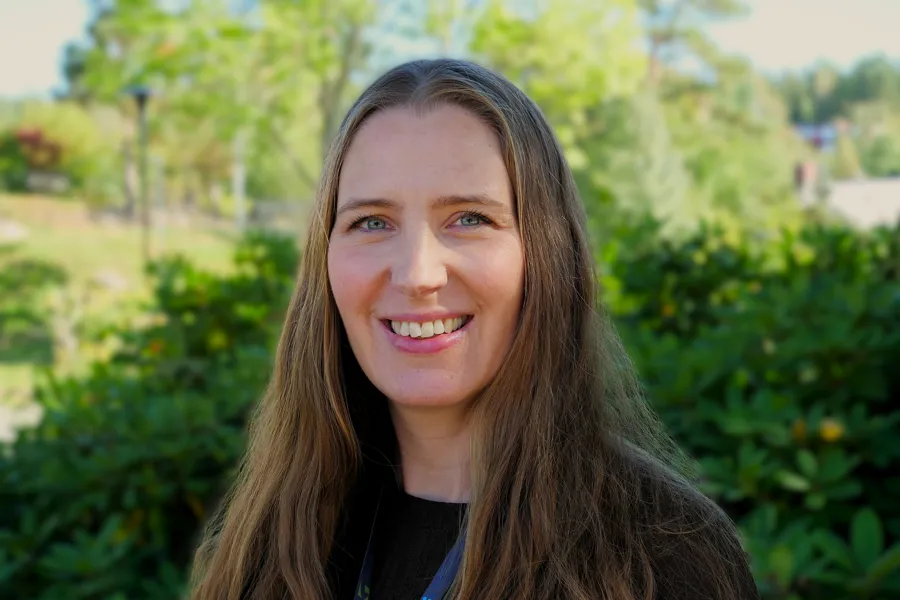 En dame som smiler til kameraet