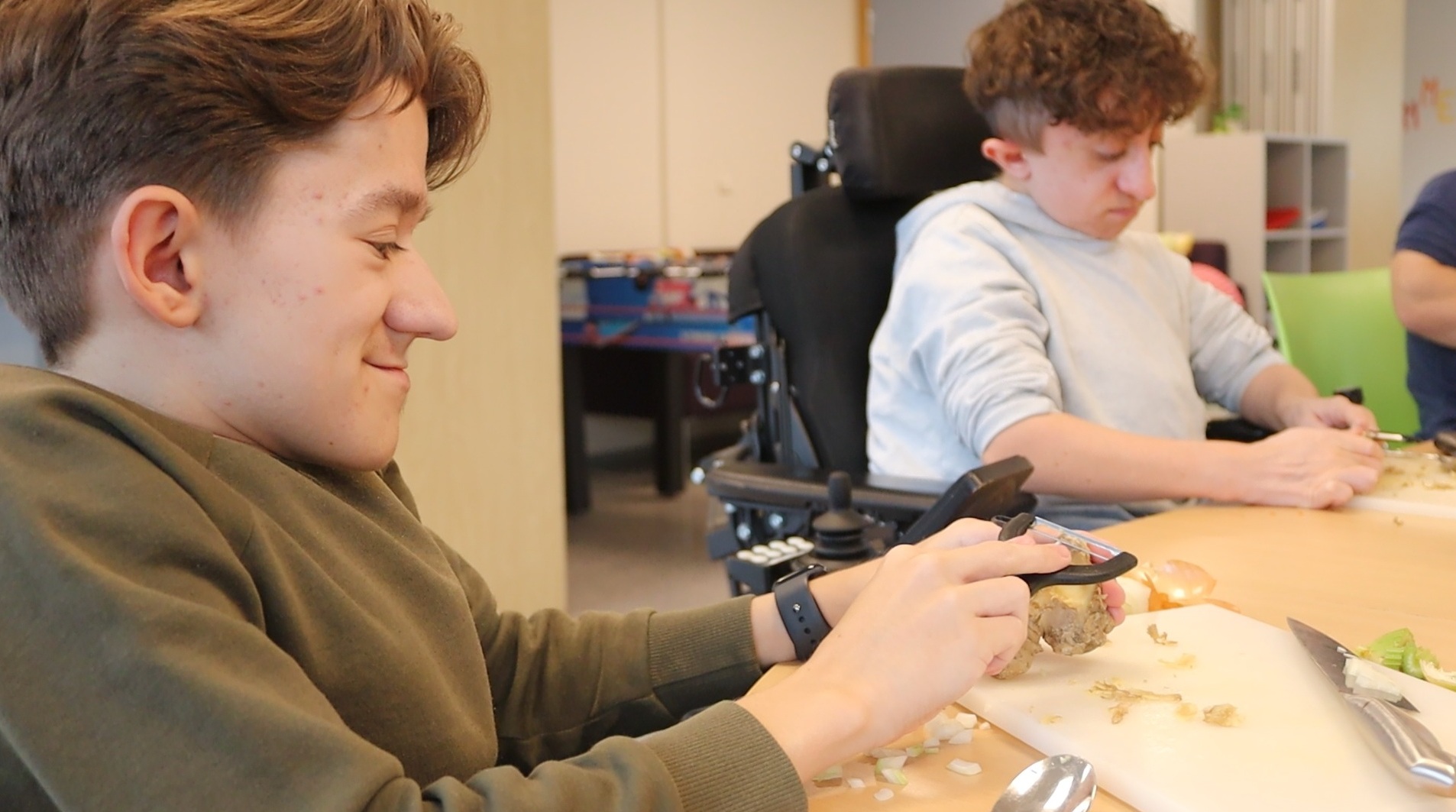 En person som holder en pistol