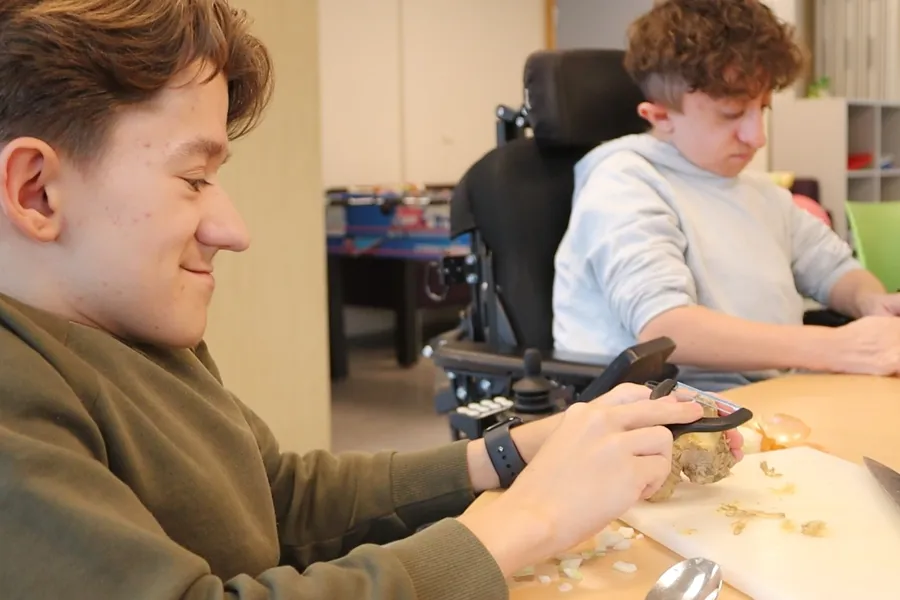 En person som holder en pistol