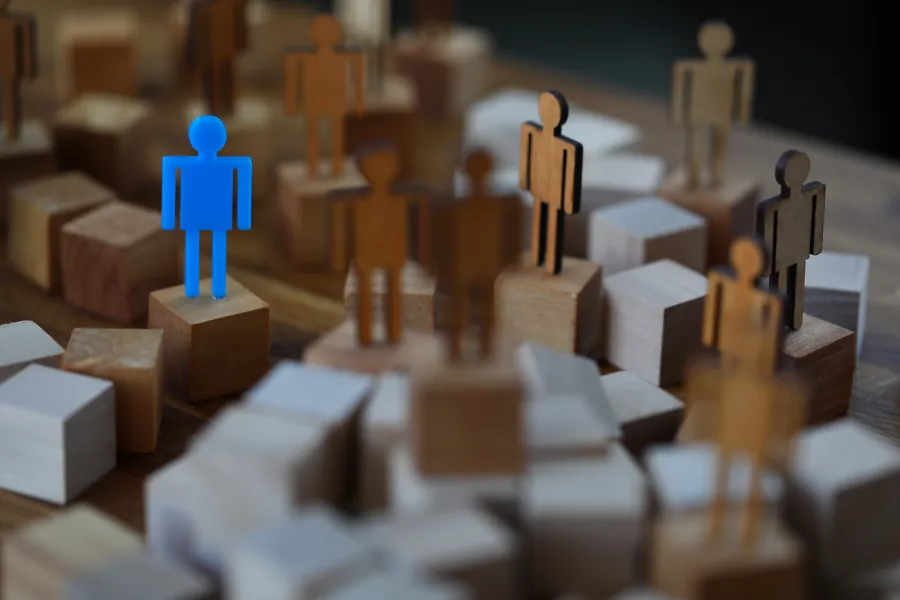 Illustrasjon av et sjeldent menneske i en menneskemengde