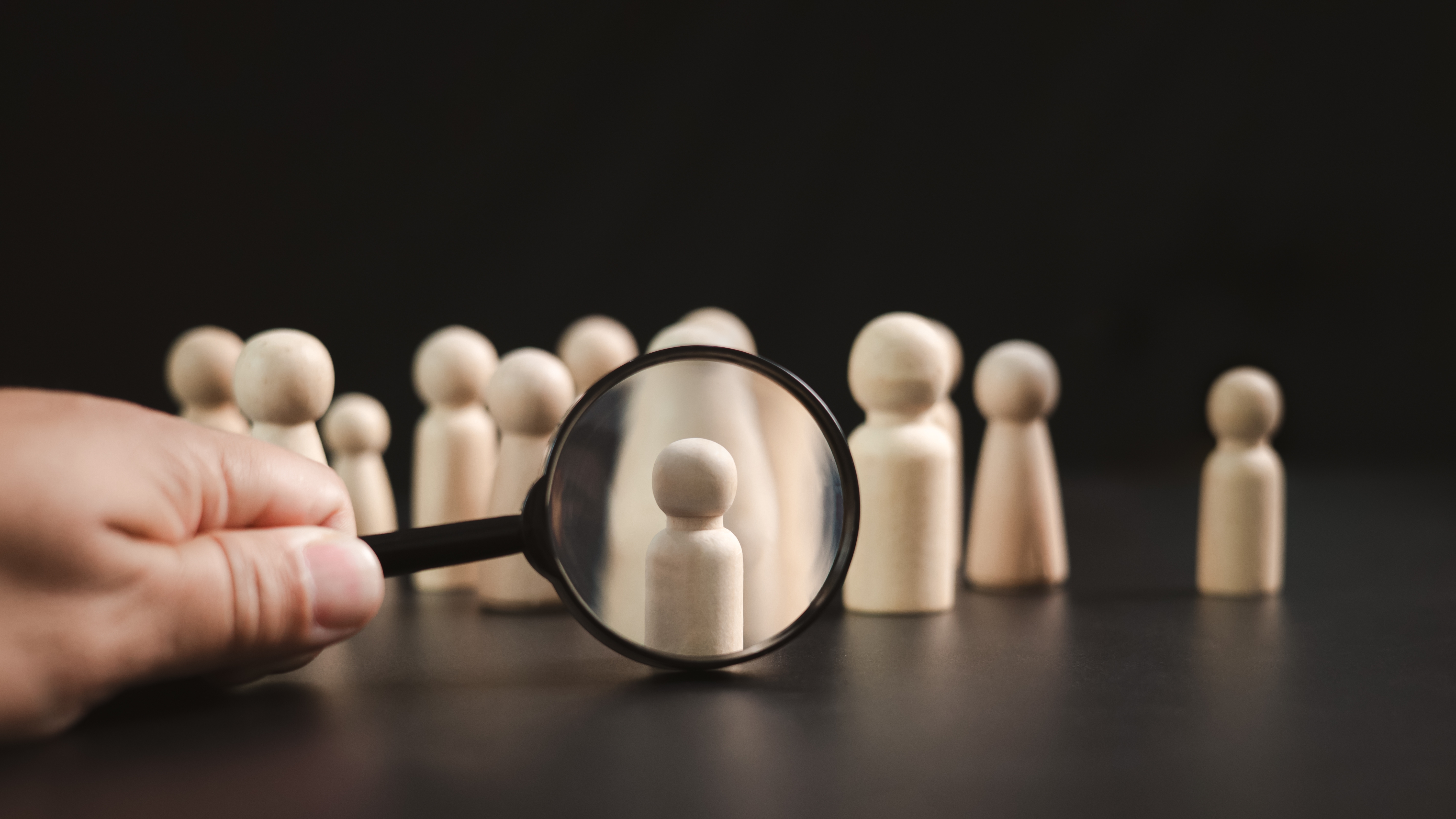 Illustrasjon av et sjeldent menneske i en menneskemengde