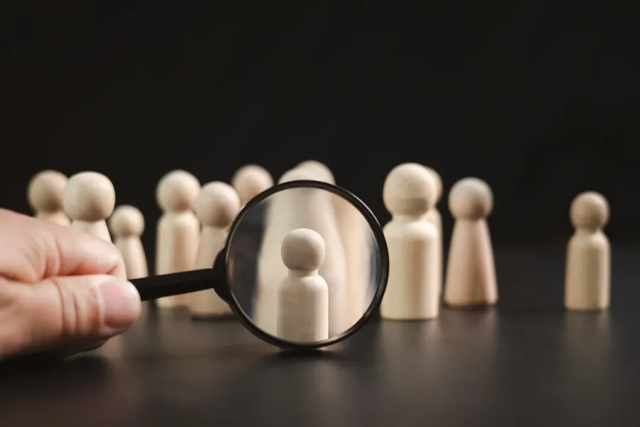 Illustrasjon av et sjeldent menneske i en menneskemengde