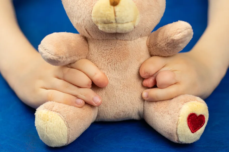 To barnehender med amnion bånd, holder bamse