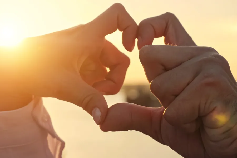 Et nærbilde av hender som holder hverandre