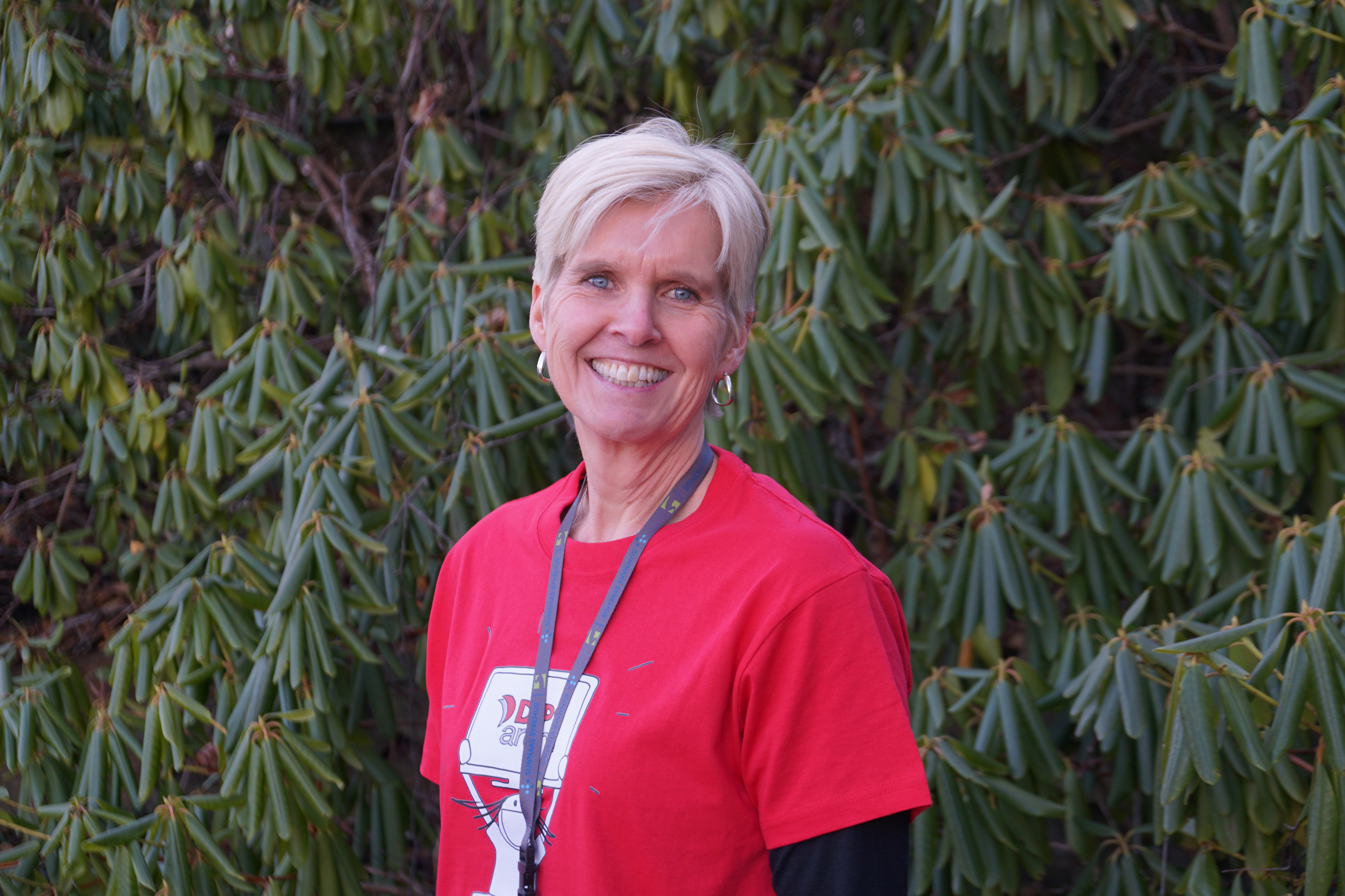 Kvinne i rød t-skjorte, smilende