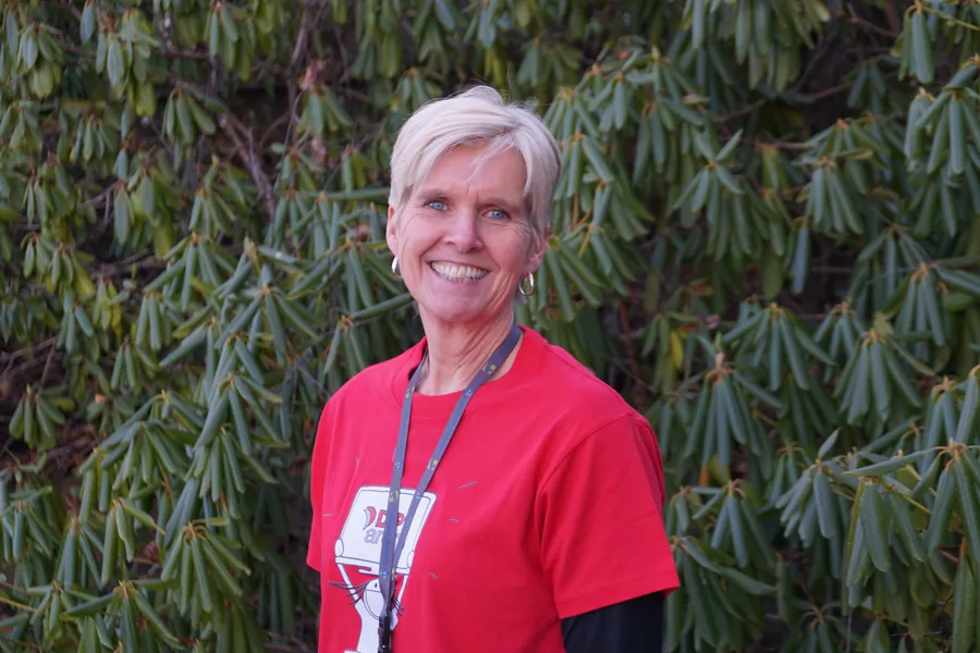 Kvinne i rød t-skjorte, smilende