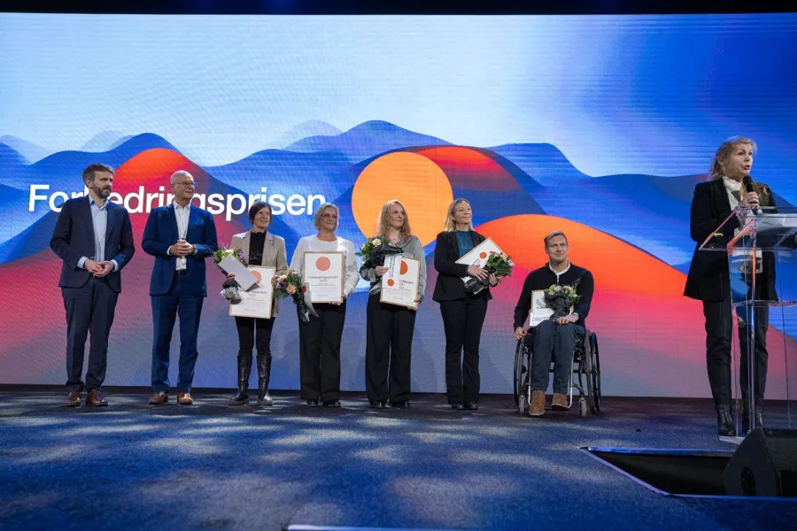 Fra venstre, helseminister Jan Christian Vestre, helsedirektør Bjørn Gulvog, prosjektleder Marit Dammen (Sykehuset Innlandet), Eirunn Bjørkheim (Region Valdres, Etnedal kommune), Helene Storhei (Lyngdal kommune), delprosjektleder Hilde Sørli, brukerrepresentant Lars Ivar Eilerås (LARS) og Ingebjørg Irgens.