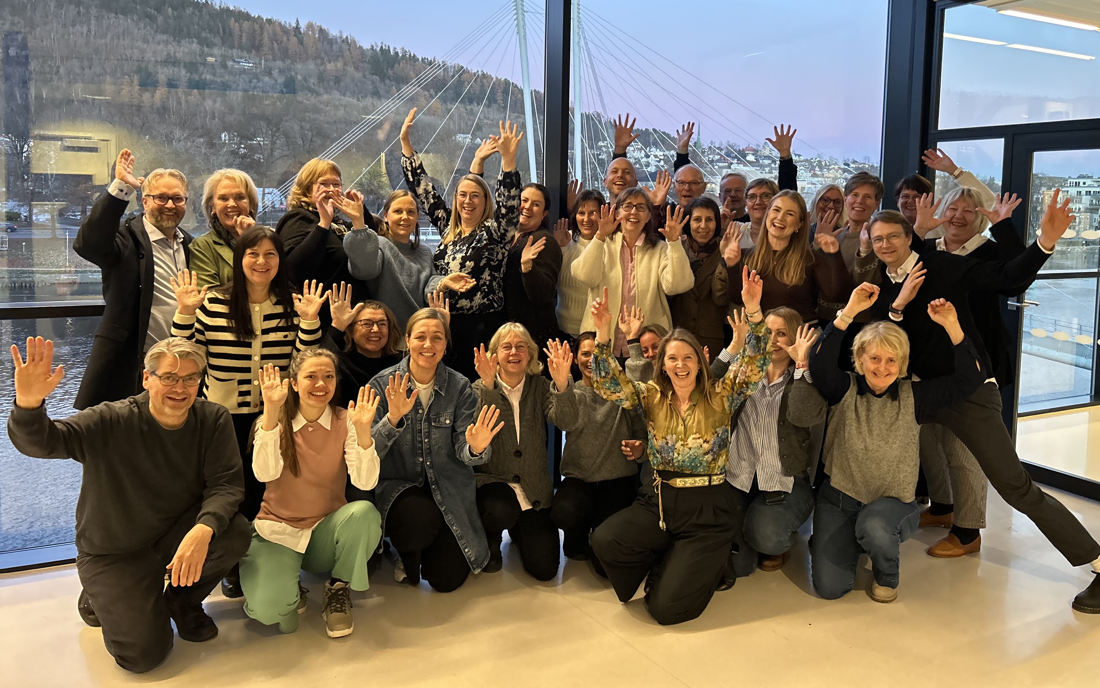 En gruppe mennesker som poserer for et bilde