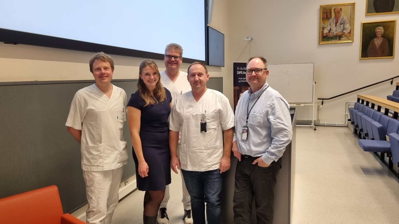 Gruppebilde av avdelingsleder for multitraume, nevrologi og brannskade, Philip Bilberg, forsker og LIS-lege Maria Ryssdal Kraby, Professor Frank Becker, helsefagarbeider Ihor Turkevych, som snakker russisk/ukrainsk og nasjonal MEDEVAC-koordinator på OUS, Anders Holtan.