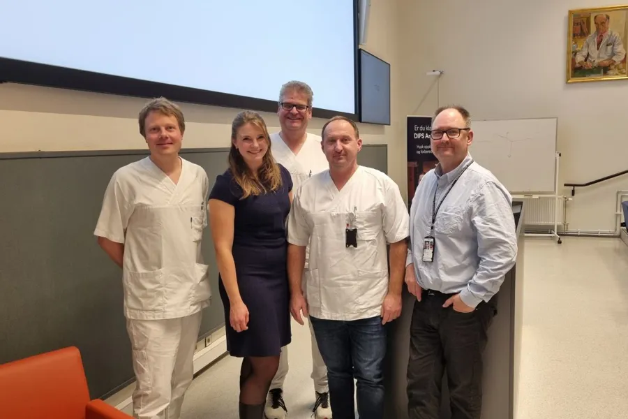 Gruppebilde av avdelingsleder for multitraume, nevrologi og brannskade, Philip Bilberg, forsker og LIS-lege Maria Ryssdal Kraby, Professor Frank Becker, helsefagarbeider Ihor Turkevych, som snakker russisk/ukrainsk og nasjonal MEDEVAC-koordinator på OUS, Anders Holtan.