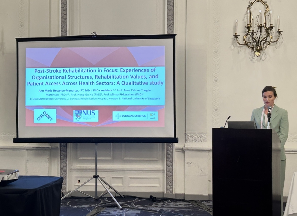 En person som står foran en projektorskjerm