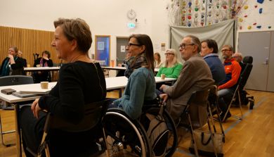 En gruppe mennesker som sitter ved et bord