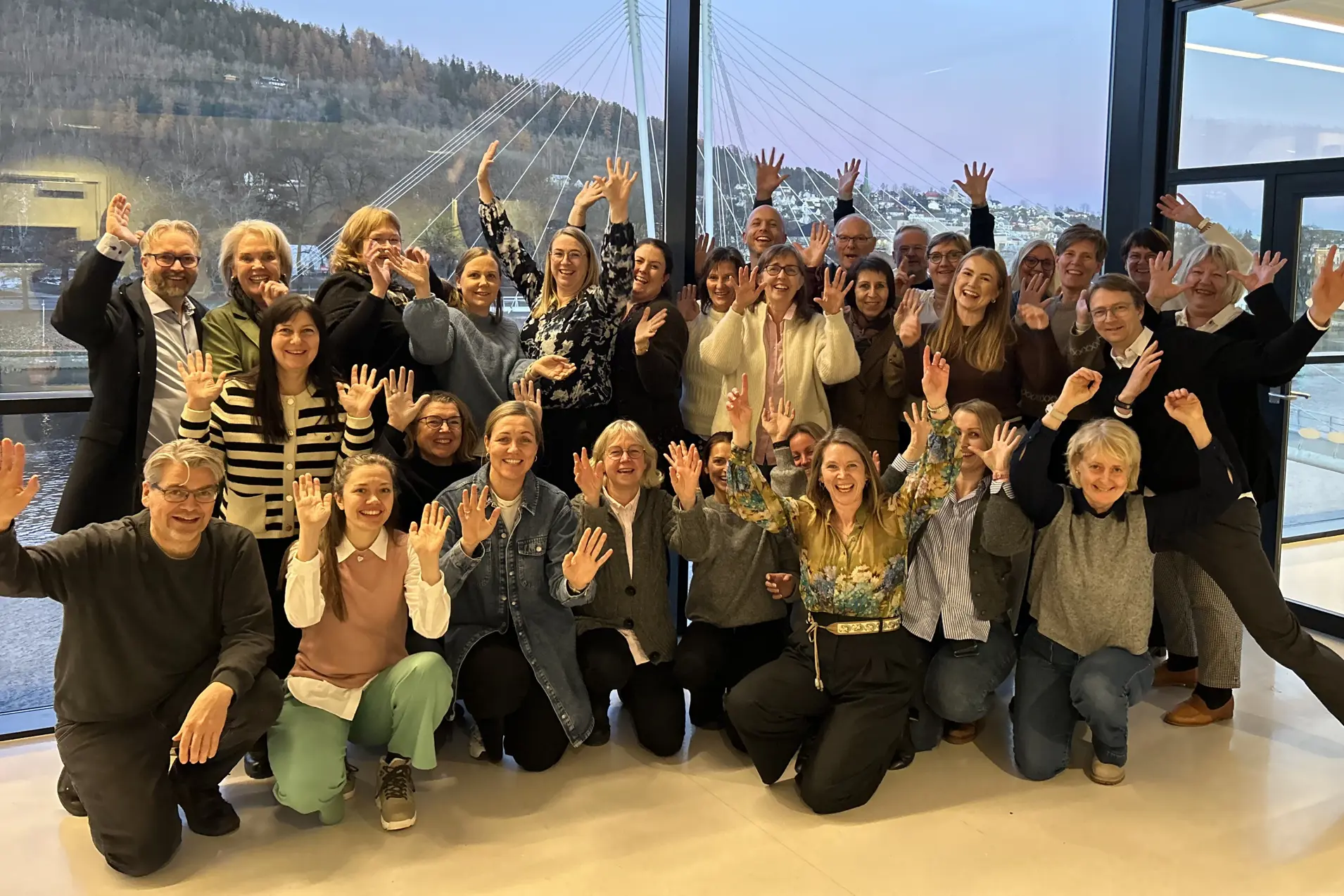 En gruppe mennesker som poserer for et bilde