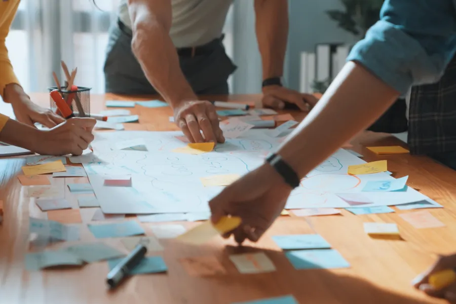 En gruppe mennesker som jobber ved et bord