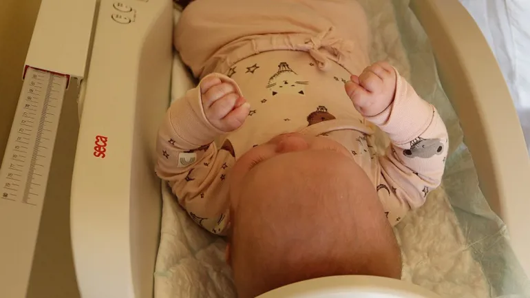 En baby i en sykehusseng