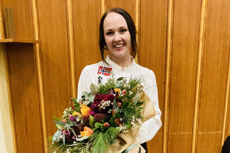 En kvinne som holder en blomsterbukett