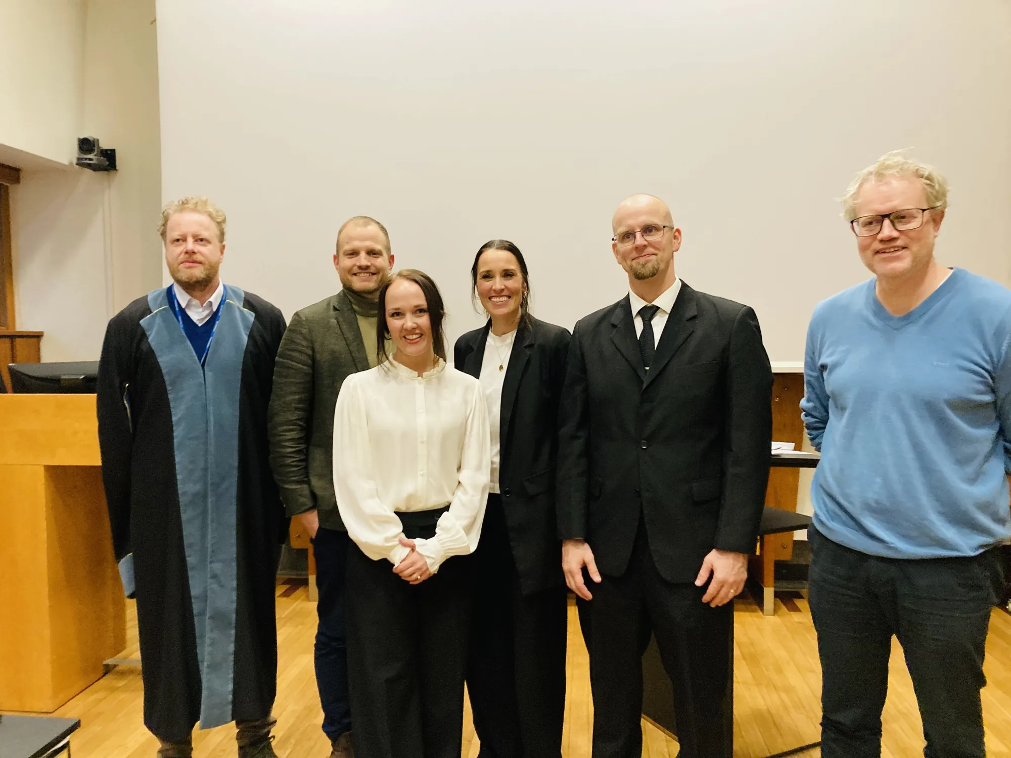En gruppe mennesker som poserer for et bilde