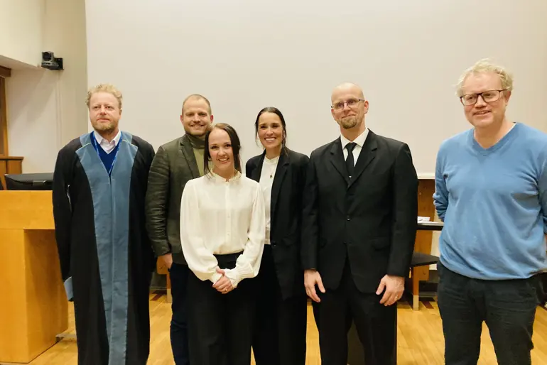 En gruppe mennesker som poserer for et bilde
