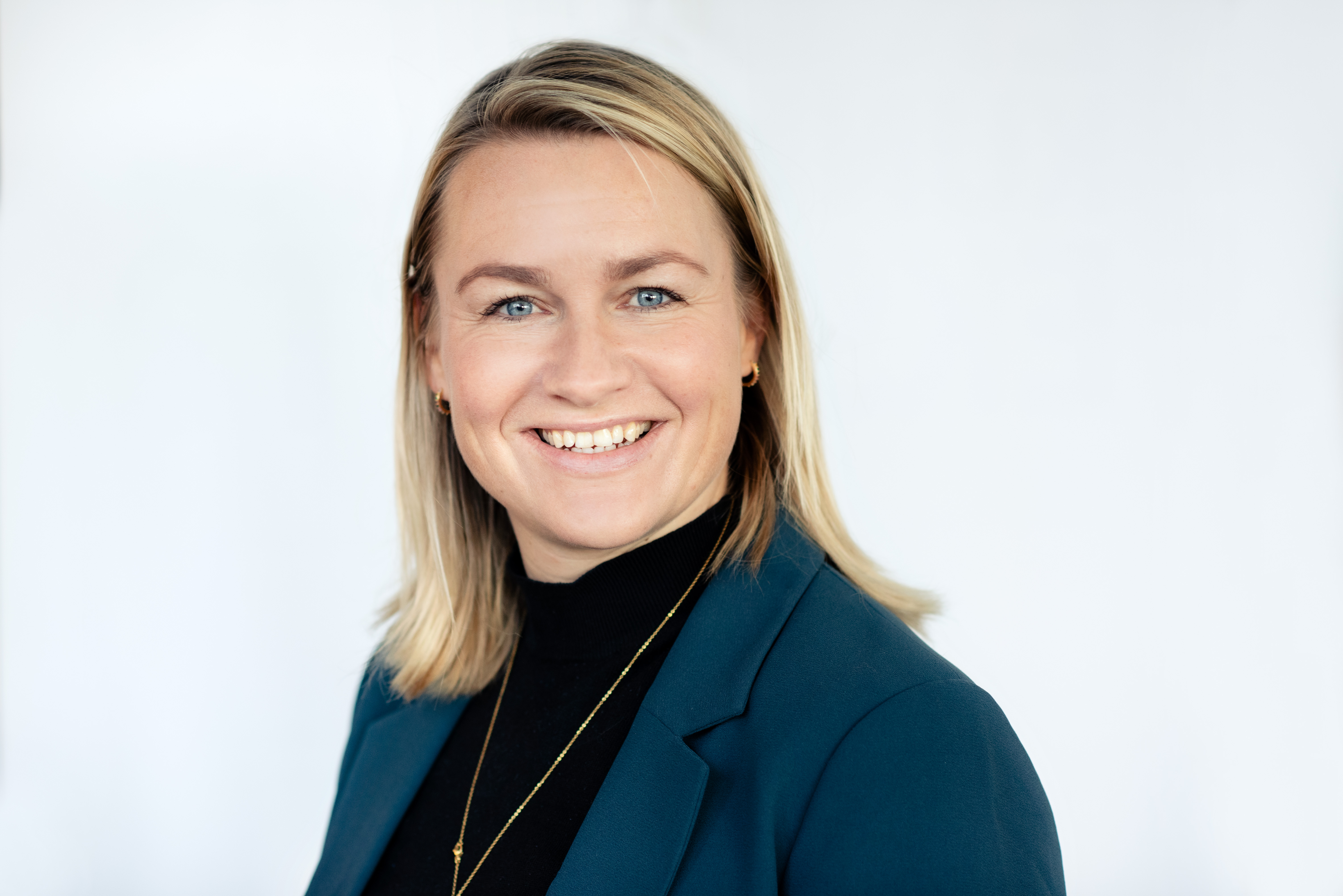 En kvinne som smiler til kameraet