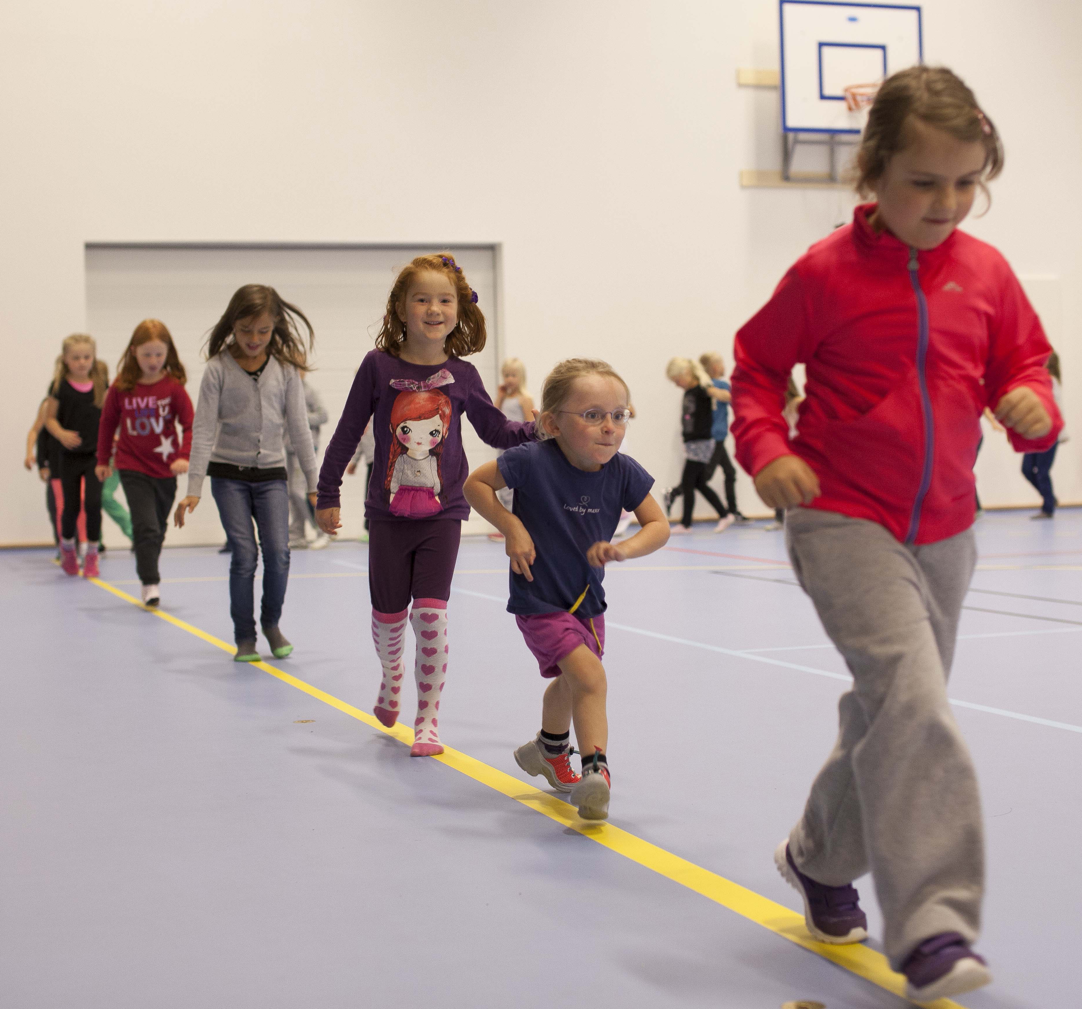 Bilde av kortvokst barn i gymtimen sammen med medelever