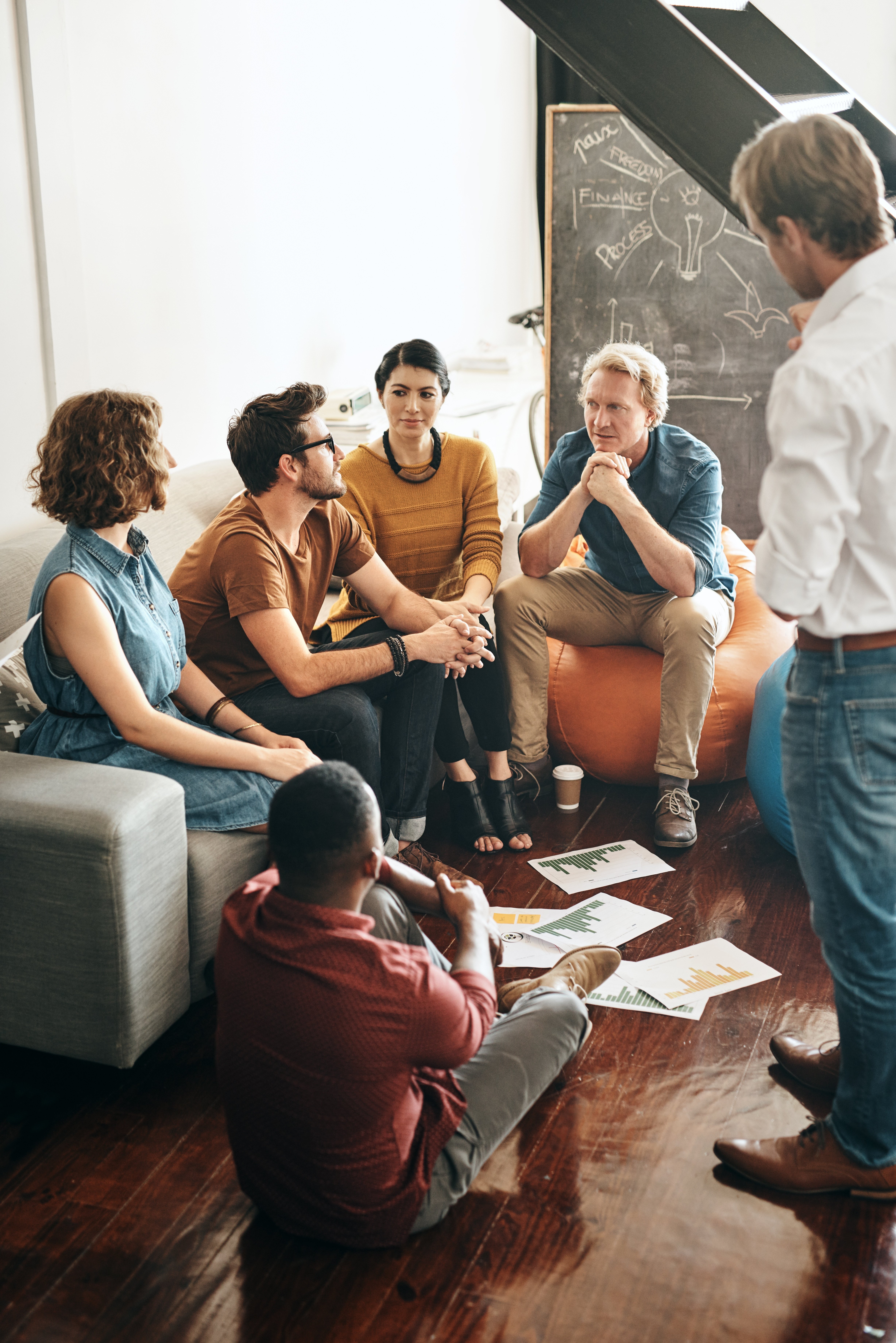 En gruppe voksne som diskuterer ideer
